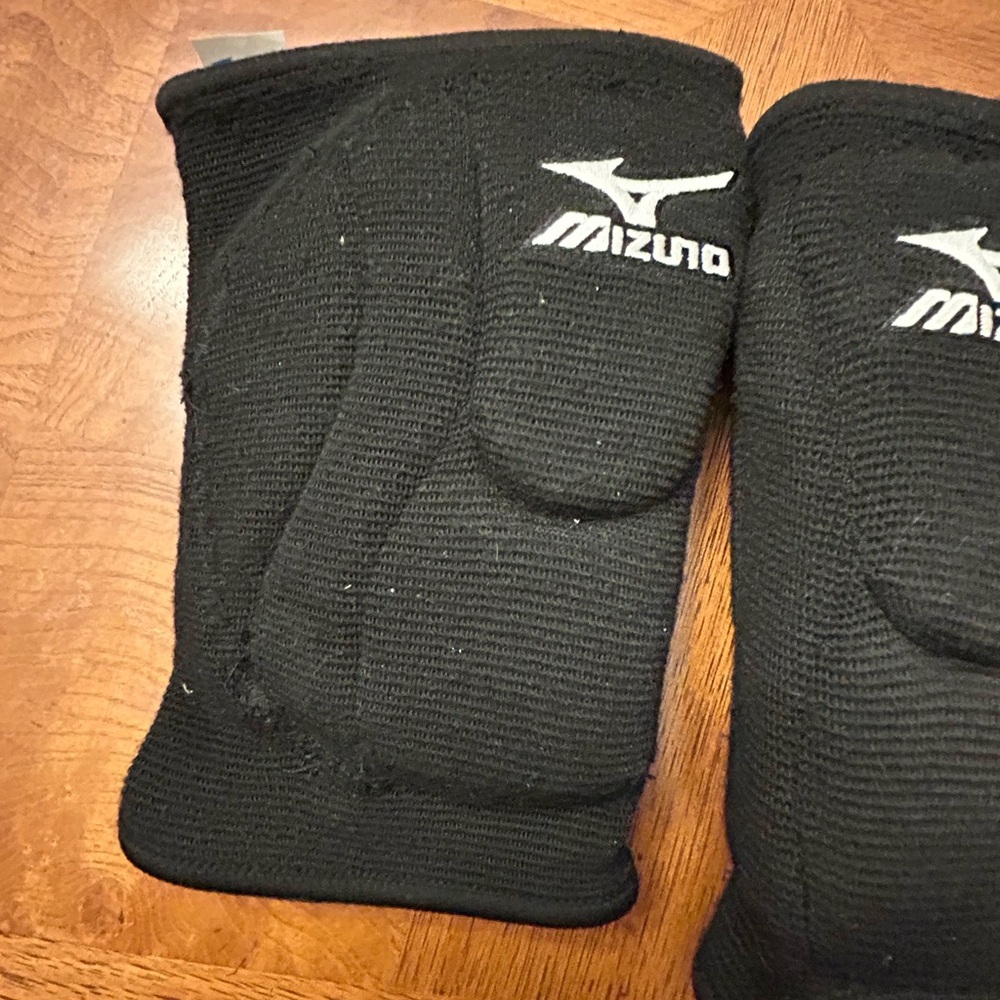 Mizuno Black Volleyball Knee Pads - Picture 2 of 10
